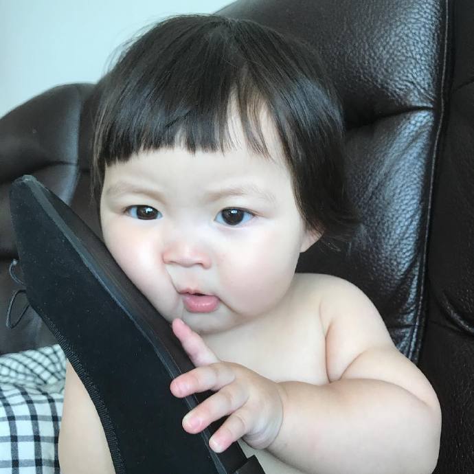 小女孩的莲藕臂图儿童gif搞笑图片