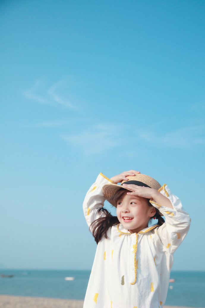 小女孩海边写真图儿童gif搞笑图片