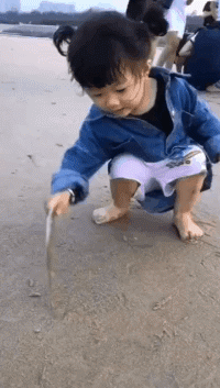 小孩子调皮捣蛋的动图儿童gif搞笑图片