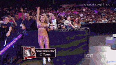 熊孩子摸胸的动图儿童gif搞笑图片