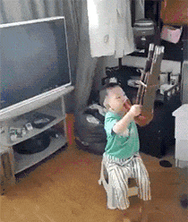 小孩吹笛子摔倒的搞笑gif图儿童gif搞笑图片