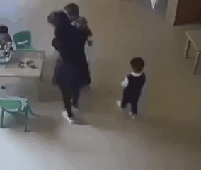 熊孩子恶作剧的动图儿童gif搞笑图片