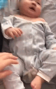 爸爸带小孩的gif动图儿童gif搞笑图片