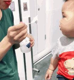 恶搞小孩子吃东西gif图儿童gif搞笑图片