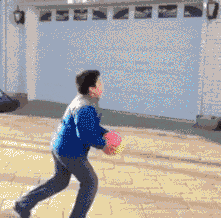 熊孩子打篮球投篮的搞笑动图儿童gif搞笑图片