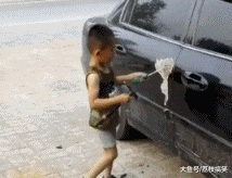 熊孩子恶作剧汽车的搞笑动图儿童gif搞笑图片