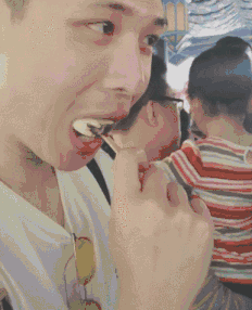 恶搞熊孩子的搞笑动图儿童gif搞笑图片