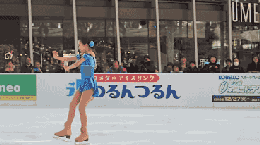 高颜值小女孩滑冰微笑的动图儿童gif搞笑图片