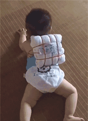 熊孩子在地上爬搞笑GIF动图儿童gif搞笑图片