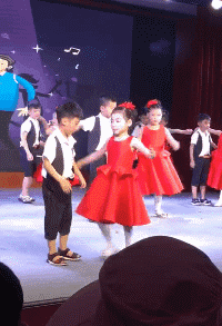 搞笑的小学生舞台表演跳舞的动图儿童gif搞笑图片
