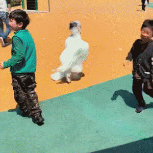 搞笑的熊孩子跑步gif动态图儿童gif搞笑图片