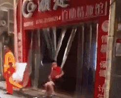 熊孩子恶作剧拆家闯祸的搞笑动图儿童gif搞笑图片