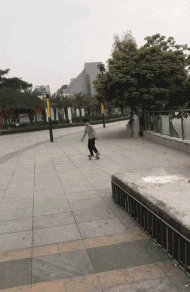 小学生玩旱冰嘚瑟的搞笑动图儿童gif搞笑图片