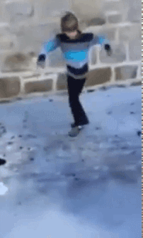 熊孩子玩滑冰作死的gif搞笑动图儿童gif搞笑图片