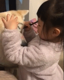 熊孩子给宠物狗狗化妆的搞笑动图儿童gif搞笑图片