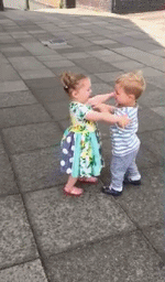 熊孩子相互亲吻的搞笑动图儿童gif搞笑图片