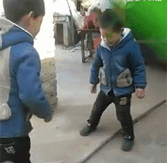 熊孩子恶作剧的搞笑GIF动图儿童gif搞笑图片