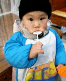 熊孩子吃超大棒棒糖的搞笑GIF动态图儿童gif搞笑图片