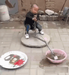 熊孩子练习挖掘机的搞笑GIF动态图儿童gif搞笑图片