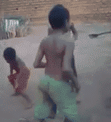 熊孩子跟狗狗尬舞的搞笑GIF动图儿童gif搞笑图片