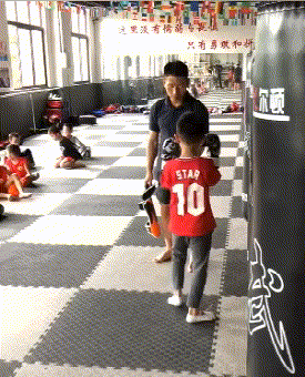 熊孩子学习打拳击的搞笑gif动图儿童gif搞笑图片