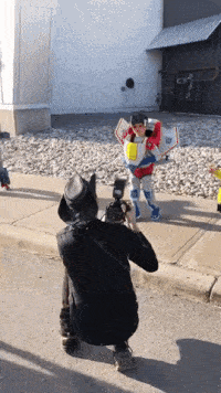 熊孩子Cosplay汽车人变身GIF图儿童gif搞笑图片