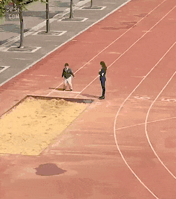 小学生运动会跳远的搞笑GIF动图儿童gif搞笑图片