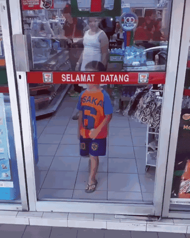 玻璃门恶搞熊孩子摔倒的搞笑动态图儿童gif搞笑图片