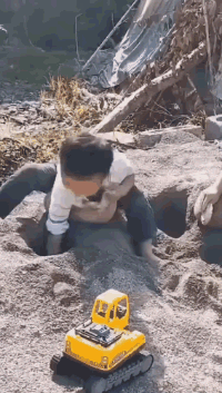 熊孩子海边玩沙子的搞笑动图儿童gif搞笑图片