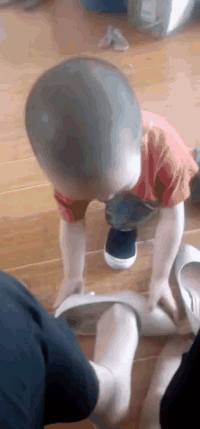 熊孩子给妈妈穿鞋子的搞笑动图儿童gif搞笑图片