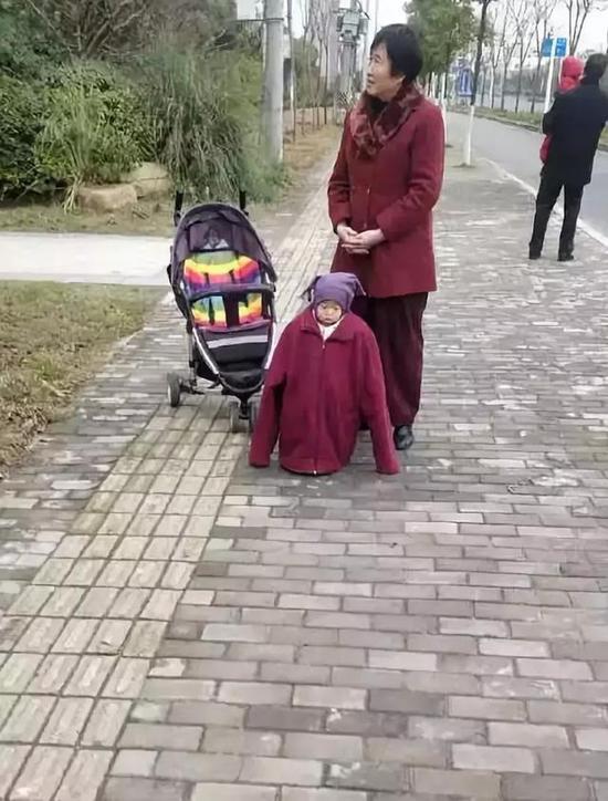 奶奶带孩子的搞笑动图儿童gif搞笑图片