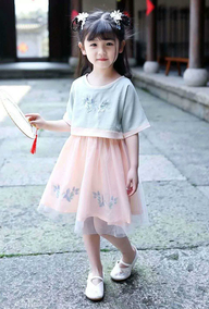 高颜值小女孩穿汉服甜美小清新写真儿童gif搞笑图片