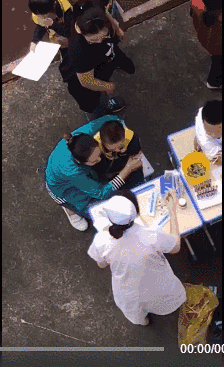 熊孩子打针逃跑的搞笑动态图儿童gif搞笑图片