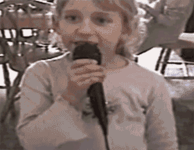 家长恶搞熊孩子掉牙的搞笑gif动态图儿童gif搞笑图片