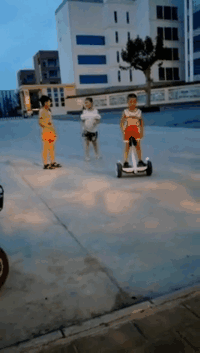 熊孩子玩助力车的搞笑GIF动态图儿童gif搞笑图片