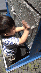 恶搞熊孩子搞笑GIF动态图儿童gif搞笑图片