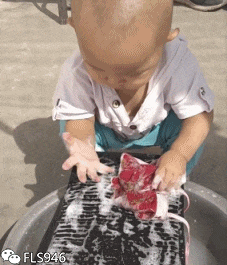 熊孩子洗衣服干家务的GIF动态图儿童gif搞笑图片