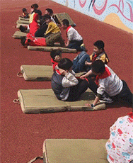 小学生体育课仰卧起坐的搞笑动图儿童gif搞笑图片