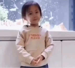 可爱呆萌的小女孩GIF动图儿童gif搞笑图片