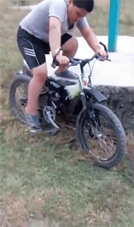 熊孩子骑自行车的搞笑动图儿童gif搞笑图片