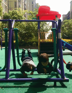 熊孩子玩游戏的可爱GIF动态图儿童gif搞笑图片