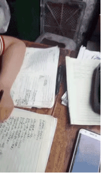 小学生写作业的搞笑动图儿童gif搞笑图片