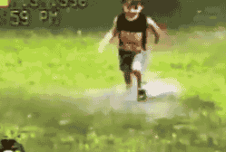 小孩子跟狗狗玩耍的搞笑动态图儿童gif搞笑图片