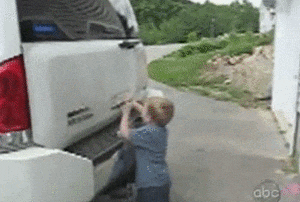 本来想帮忙的，结果是被帮的儿童gif搞笑图片