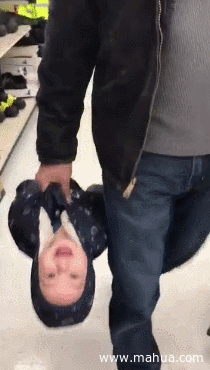 奶爸新式带娃儿童gif搞笑图片