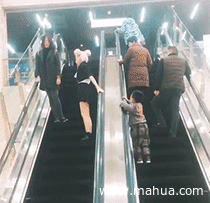 熊孩子小小年纪的学会撩妹啦儿童gif搞笑图片