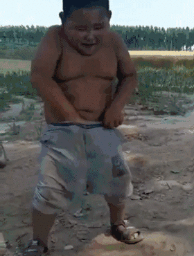 大家看过来！给大家看看我的宝贝...儿童gif搞笑图片