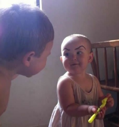 来小妞，给爷笑一个儿童gif搞笑图片