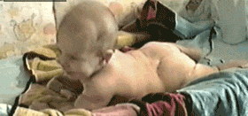 这一屁还冒烟儿童gif搞笑图片