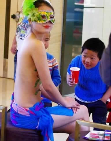 孩子的好奇心很重呀，以后一定能成才儿童gif搞笑图片